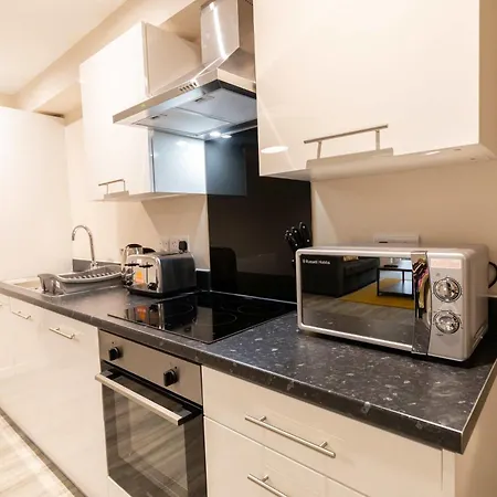 Fabulous 2 Bedroom Apartment In Machester-3