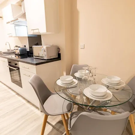 Fabulous 2 Bedroom Apartment In Machester-2